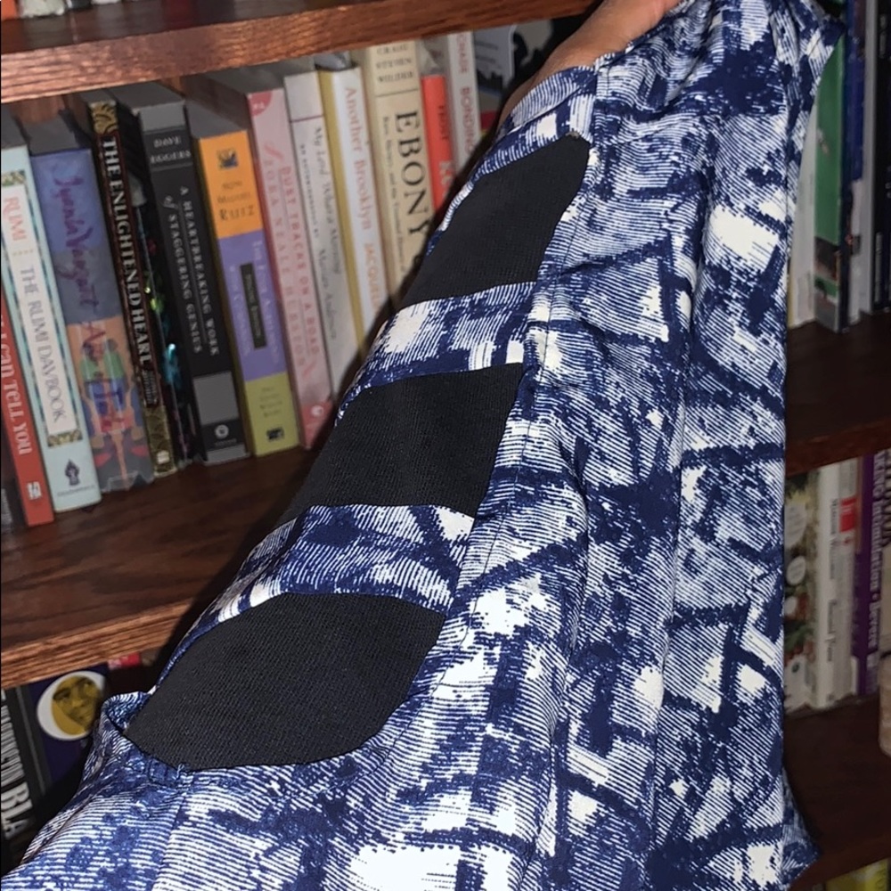 Navy & Cream Graphic Tank w/Side Cut Outs - Picture 4 of 5